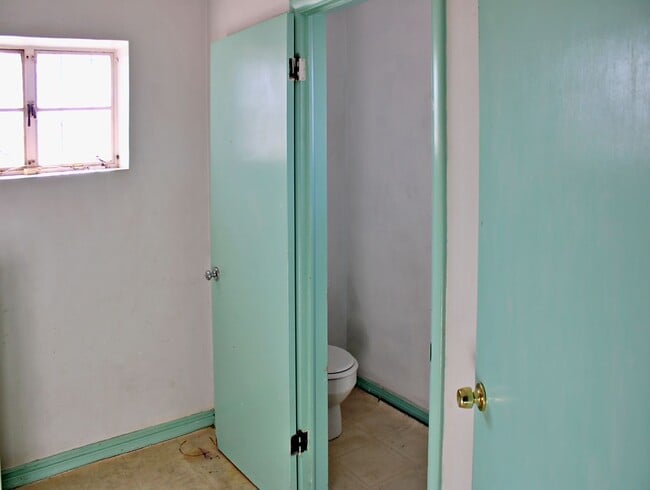 Building Photo - Spacious home Move-In Ready