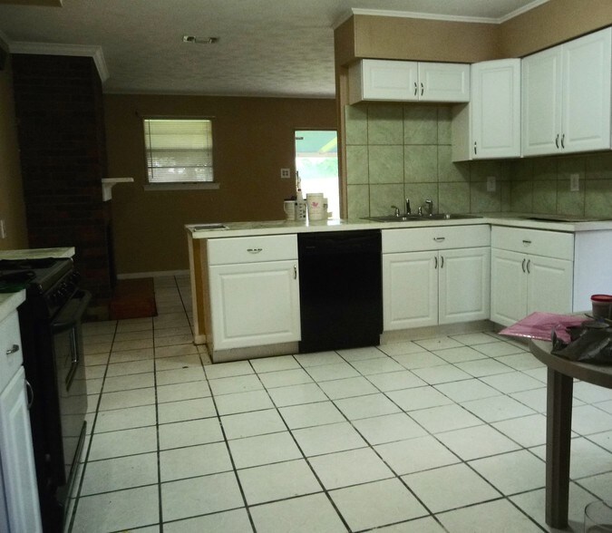 Kitchen - 4932 Ithaca St