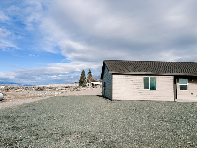 Building Photo - Newer Duplex for Rent Between Twin Bridges and Sheridan!