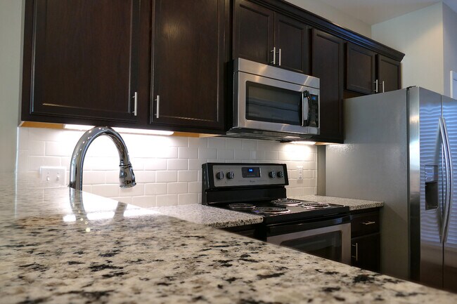 Building Photo - 907 Somerville Ct