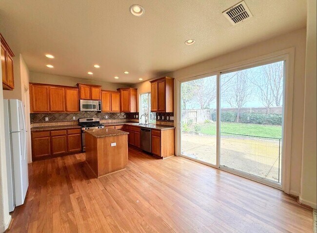 Building Photo - 4290 Lasalle Dr