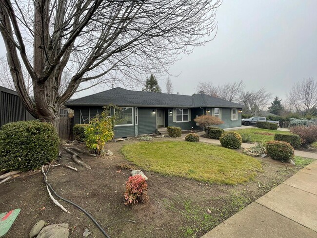Building Photo - East Medford 3 Bedroom 2 Bathroom w/Large 2 car garage - Single Level