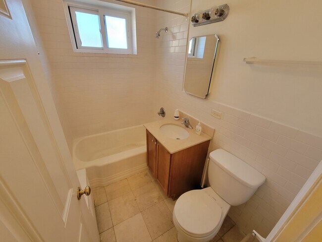 Building Photo - 2950 W Arthur Ave