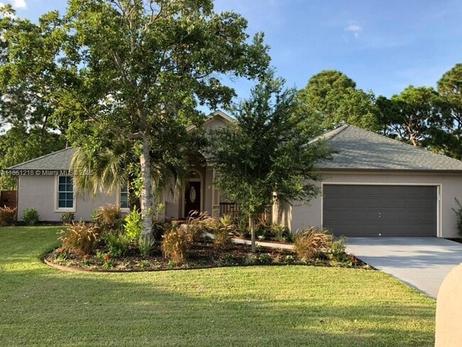 Building Photo - 120 Hombre Cir