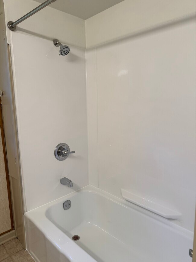 Building Photo - 218 Pine Tree Ave