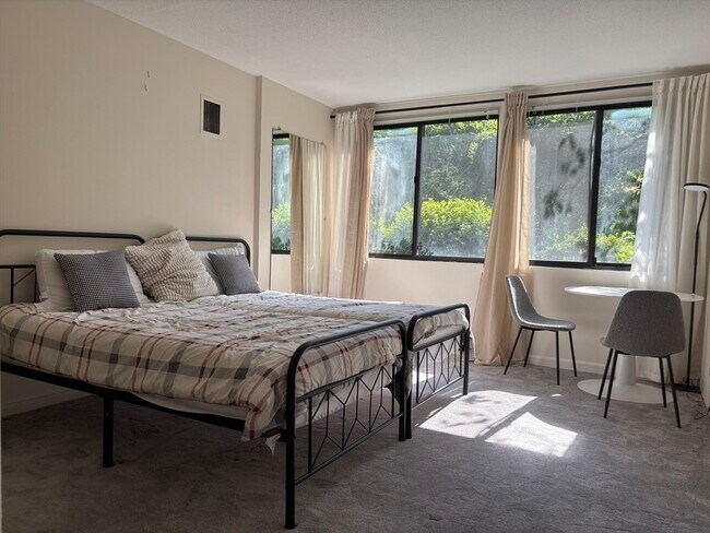 Building Photo - 1731 Beacon St