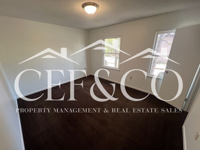 Building Photo - Spacious 2-Bedroom, 1.5-Bath Townhome in S...