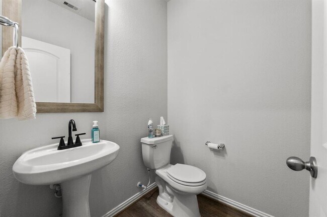 Building Photo - 819 Spruce Pine Dr
