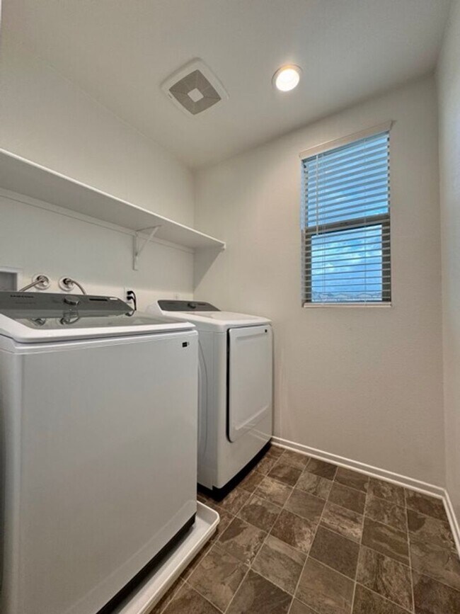 Building Photo - SOLAR INCLUDED! Stunning 3 Bedroom Home in...