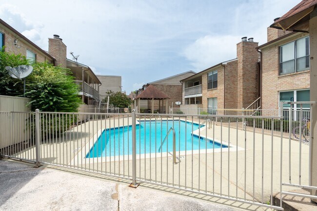 Primary Photo - 2110 Wilcrest Dr