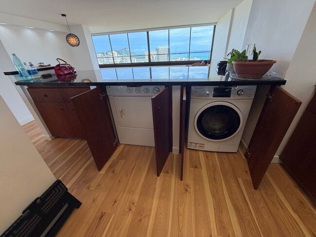 Building Photo - Luxury High-Floor Condo with Panoramic Ocean & Diamond Head Views | 2 Parking | Great Building Am...