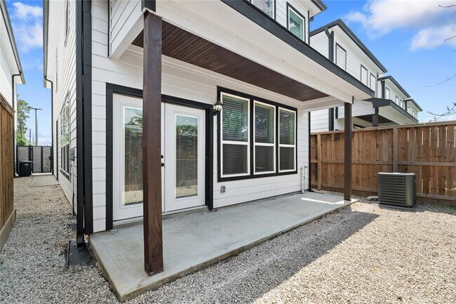 Building Photo - 1028 Melneeka Ln