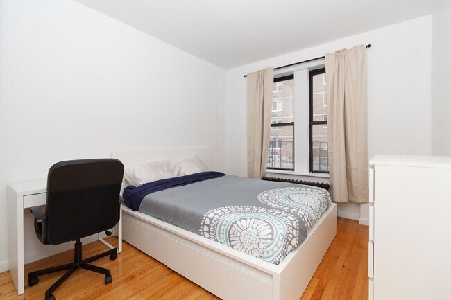Building Photo - 335 E 94th St