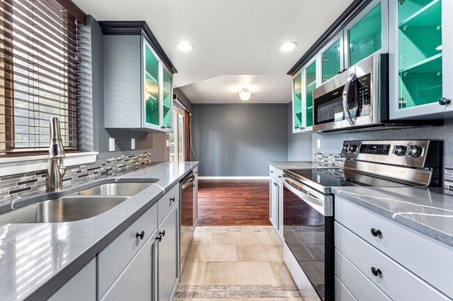 Building Photo - 4bed 4bath with fenced yard in Denver!