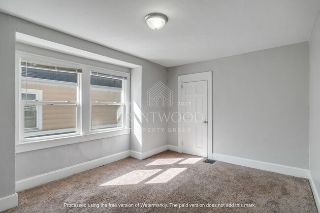 Building Photo - Spacious 4 Bed 1.5 Bath Updated Home