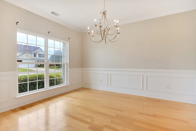 Building Photo - 4 Bed/2.5 Bath in Richmond Hill!