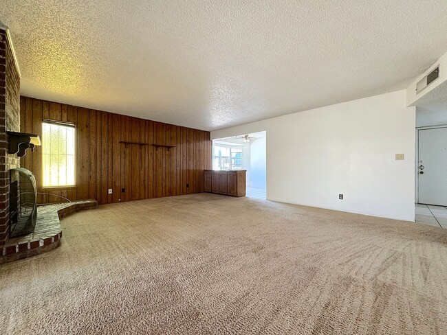 Building Photo - Northeast El Paso 3 Bed 2 Bath in Apollo Heights Neighborhood!