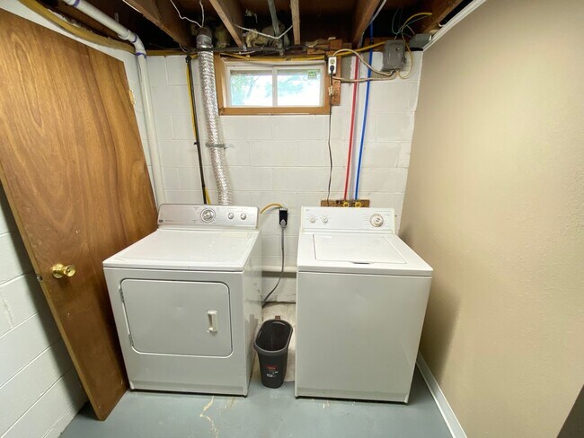 Building Photo - Now leasing for May 2026! Four Bed/Two Bath