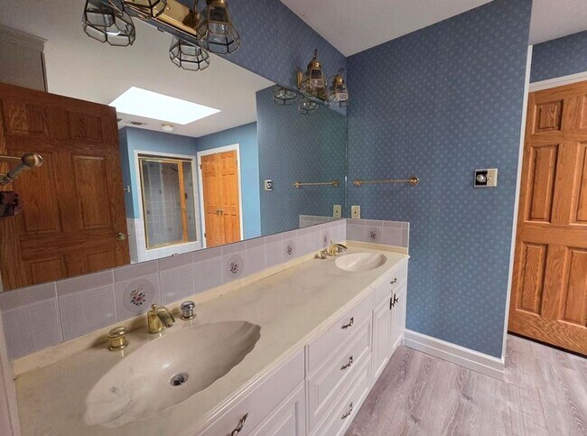 Building Photo - FOR LEASE!!