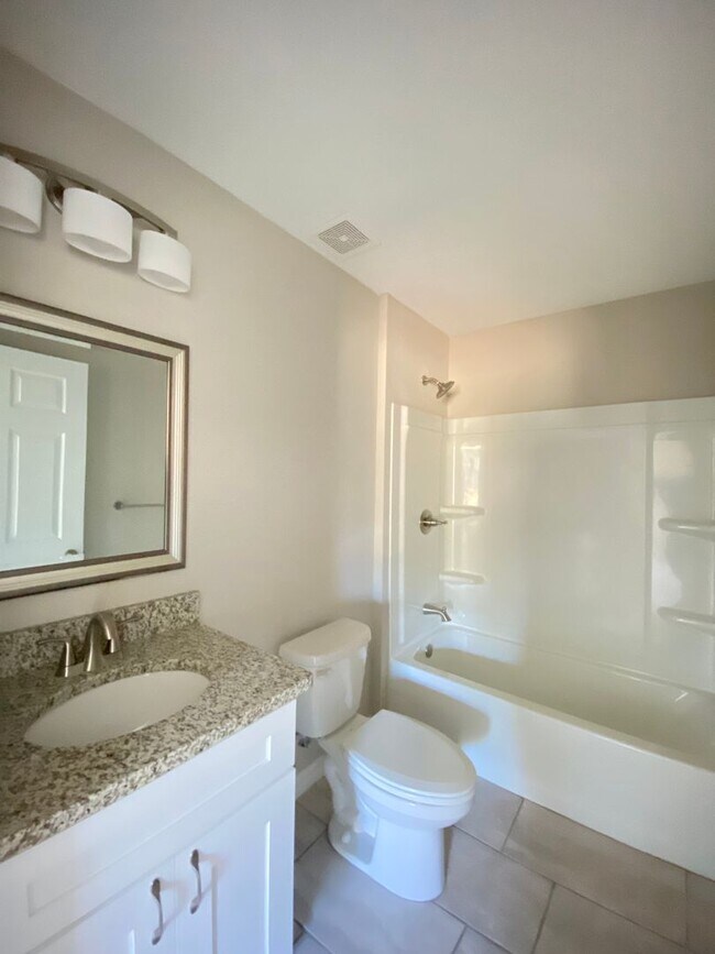 Building Photo - Desirable SW Ocala Neighborhood 3/2/2 *WON'T LAST*