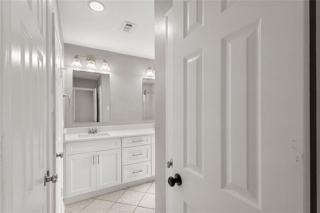 Building Photo - 8402 Pine Shores Dr