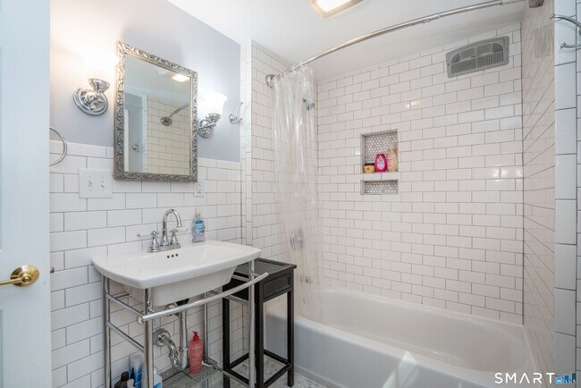 Building Photo - 25 Greensview Dr