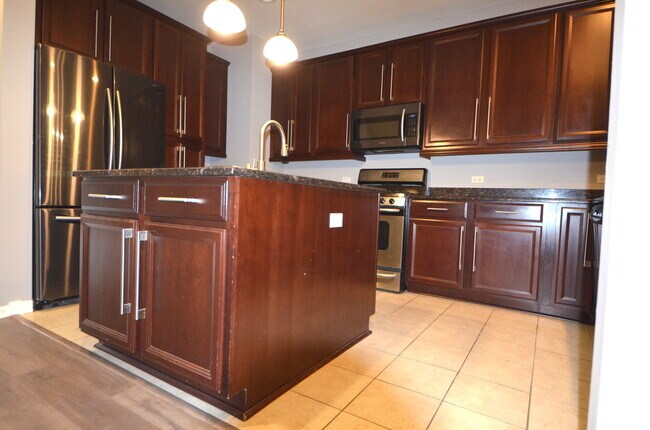 Building Photo - 756 N Aspen Dr