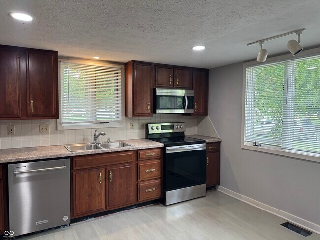 Building Photo - 329 Sandbrook Dr
