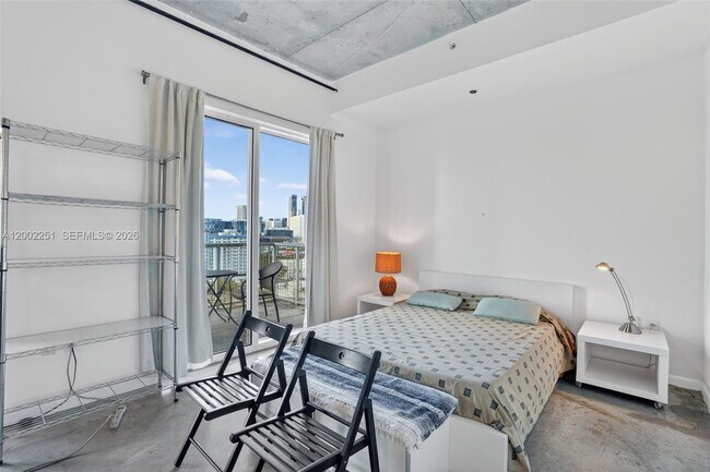 Building Photo - 10 SW South River Dr