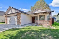 Building Photo - Spacious Updated 3 Bedroom, 2 Bath home in...