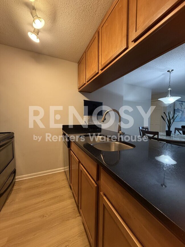 Building Photo - Available July 1st 2 Bedroom 1 Bath Condo in Minneapolis