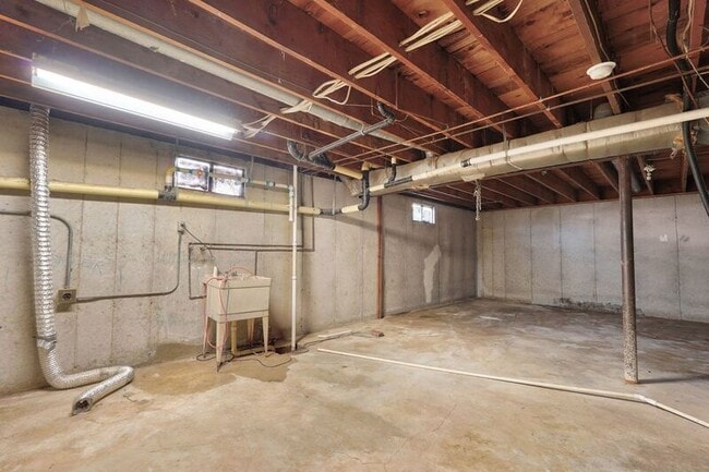 Building Photo - 2556 W Cardinal St