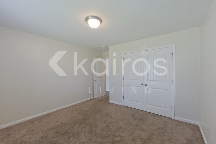 Building Photo - 102 Lord Effingham Wy