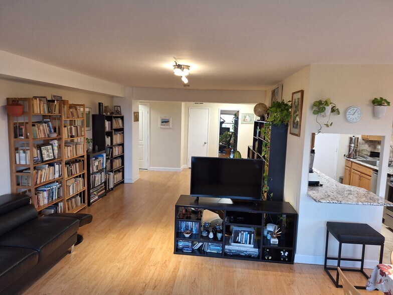 LR + Closets + Entrance - 4200 N Marine Dr