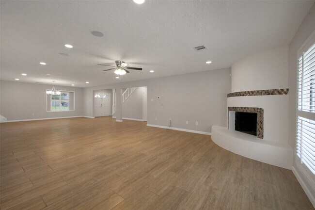 Building Photo - 15815 Baytree Dr