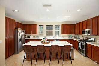 Building Photo - 3 Bedroom Townhome For Rent in Eastlake in...