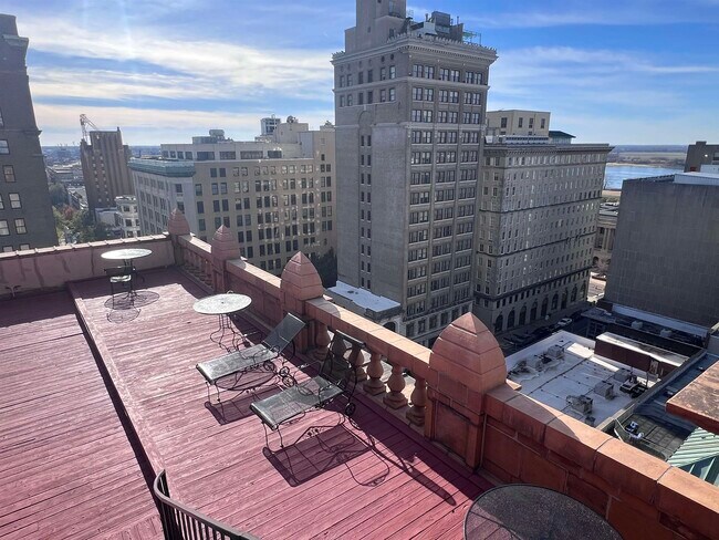 Building Photo - 10 N Main St