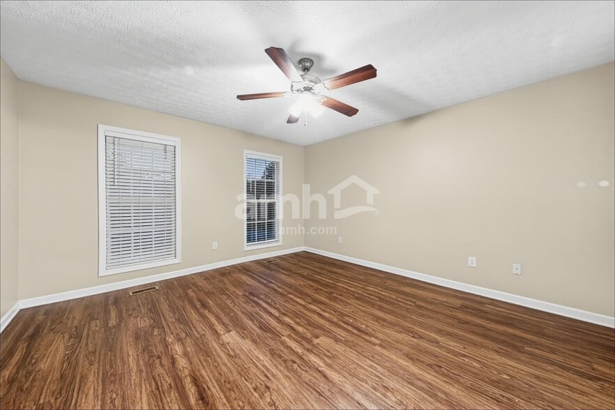 Building Photo - 403 Woodlands Dr