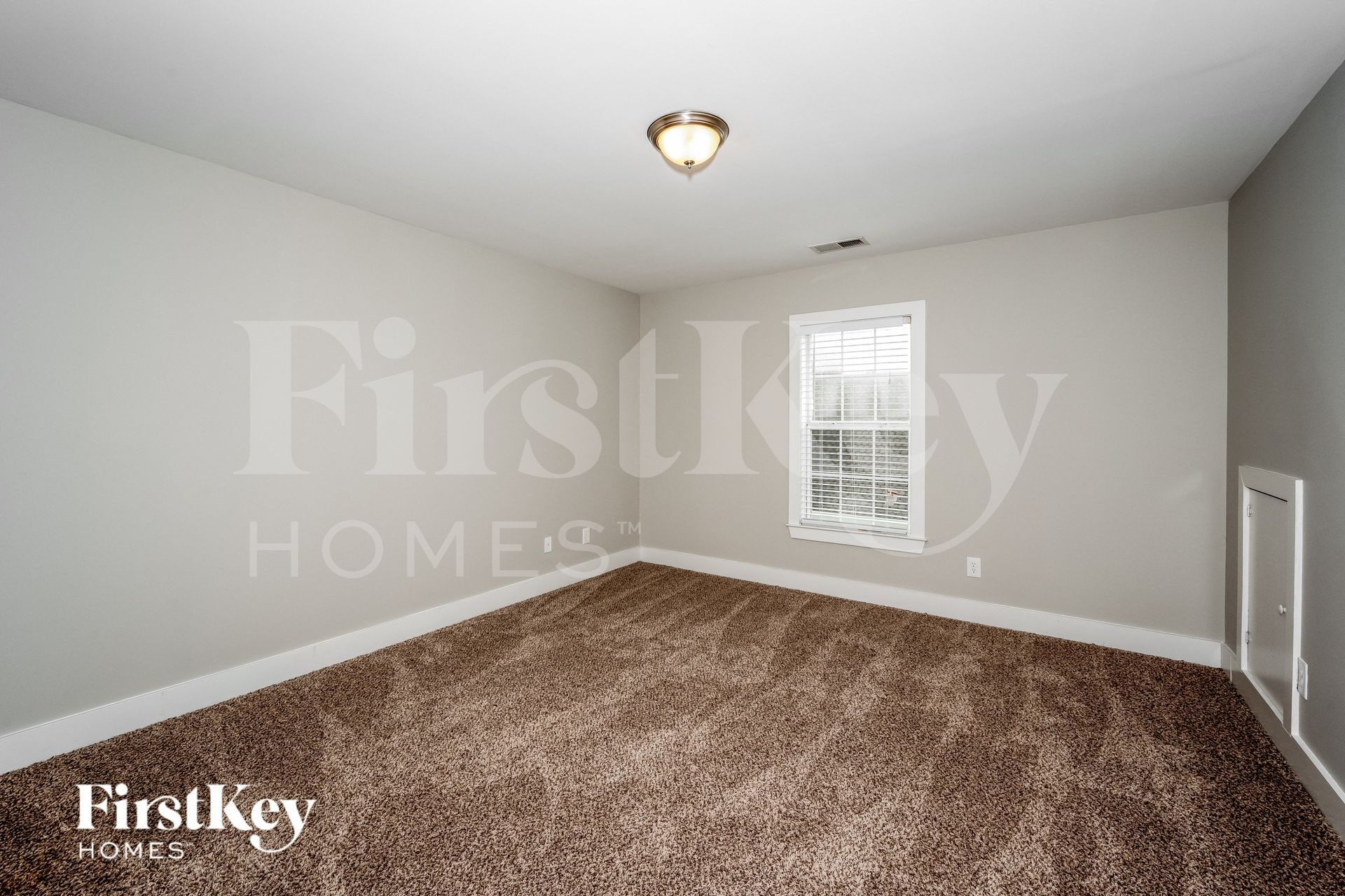 Building Photo - 4598 Clubview Dr