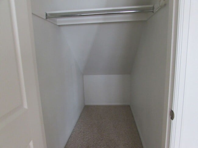 Building Photo - Bright 2 bed 2 1/4 bath Town Home