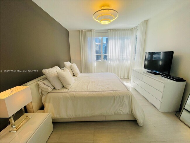 Building Photo - 801 Brickell Key Blvd