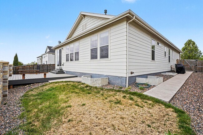 Building Photo - 3 Bed 2 Bath Ranch Home with Den and Large Unfinished Basement