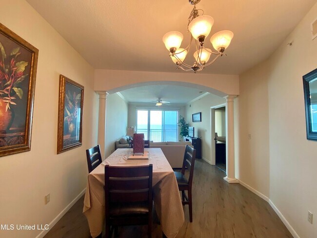 Building Photo - 2228 Beach Dr