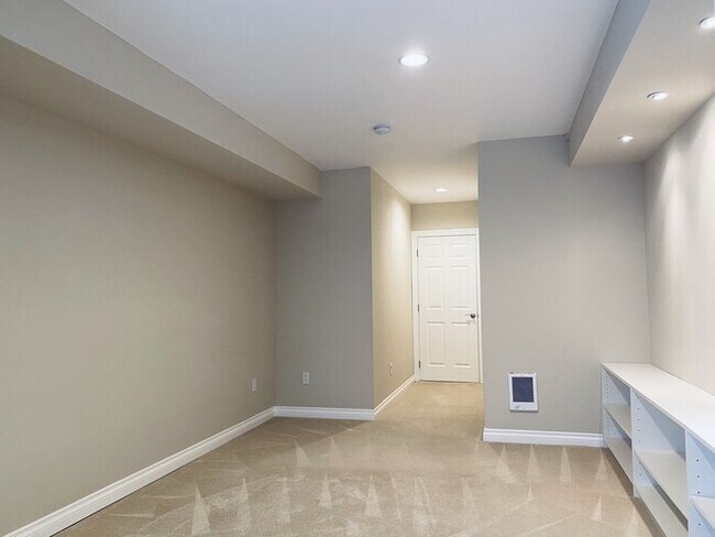 Building Photo - 5 Bedroom Craftsman - Home Great Schools -...