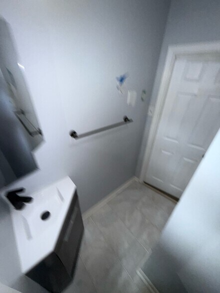 full bathroom - 803 N DuPont St