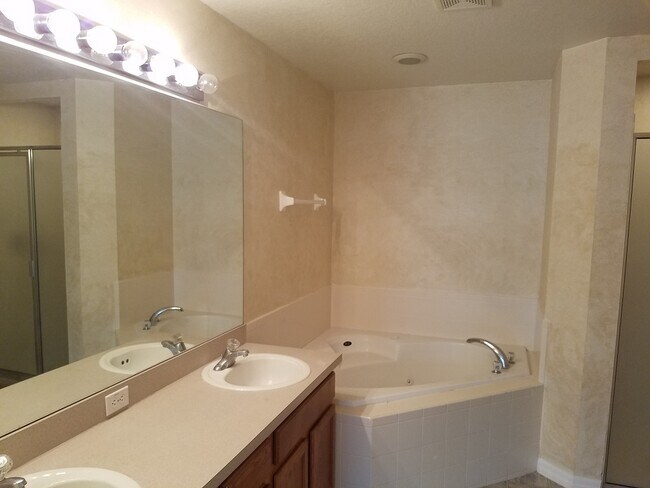Building Photo - 3-Bedroom, 2-Bathroom Home in Kissimmee **...