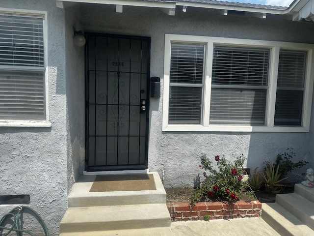 frontdoor - 2576 N Buena Vista St