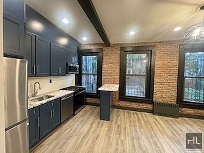 Building Photo - 370 Miller Ave