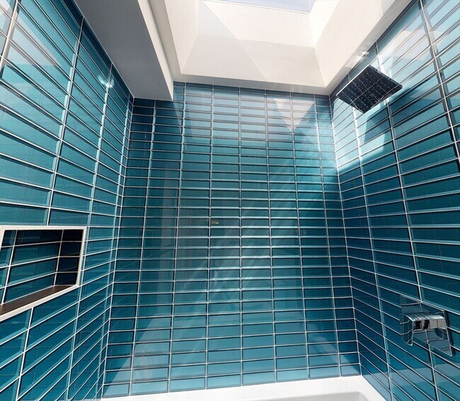 Building Photo - 15 Colbourne Crescent