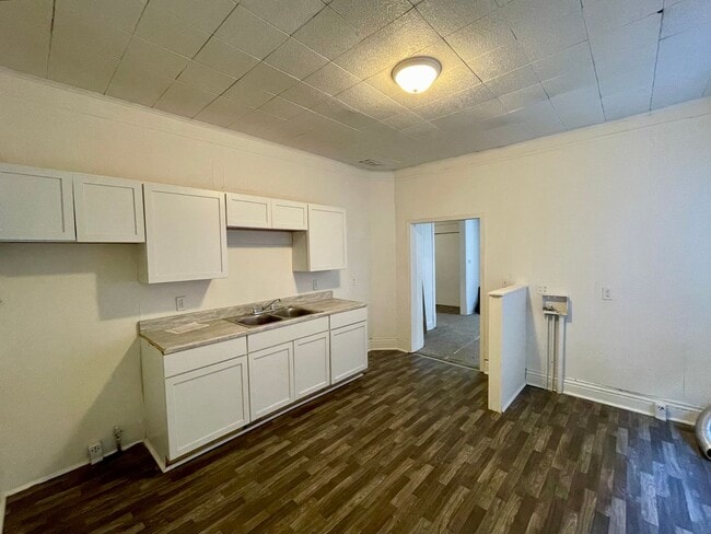 Building Photo - 3 Bed 1.5 Bath House - Section 8